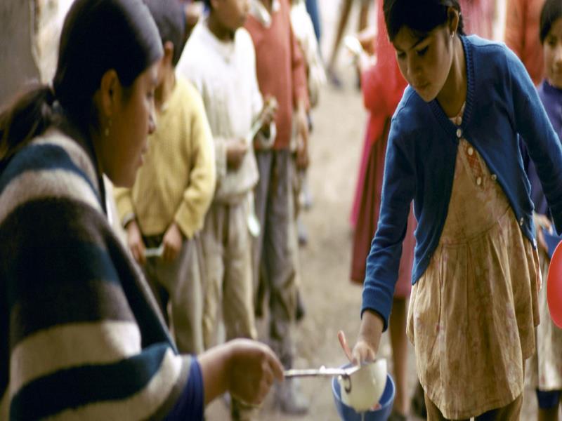 Banco Mundial//Jamie Martin Niños acuden al reparto de comida diaria en una zona pobre de Ecuador