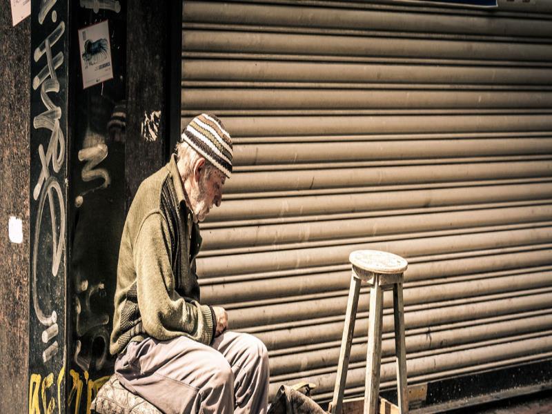 © Eric Ganz Un hombre de edad limpia zapatos en Turquía para mantenerse