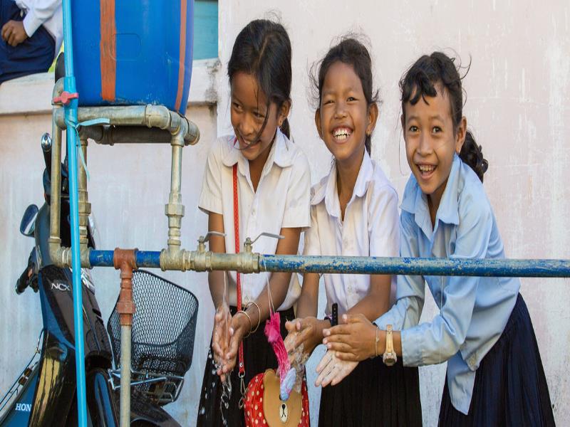 © UNICEF/Bona Khoy Estas niñas se lavan las manos en las instalaciones de su escuela en Camboya