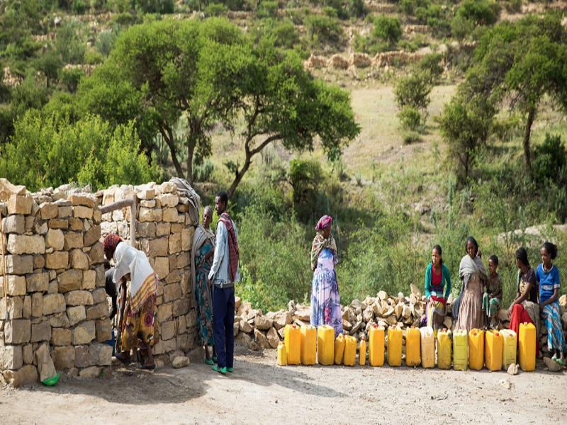 UNICEF/Zerihun Sewunet. Familias recogen agua de un pozo facilitado por UNICEF en Etiopía