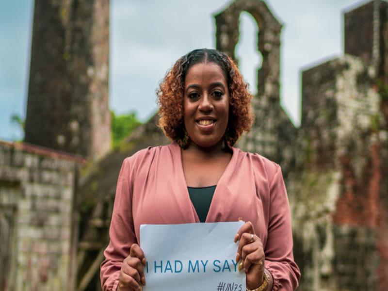 ONU Caribe Una mujer de Sain Kitts y Nevis, en el Caribe, completó la encuesta ONU 75