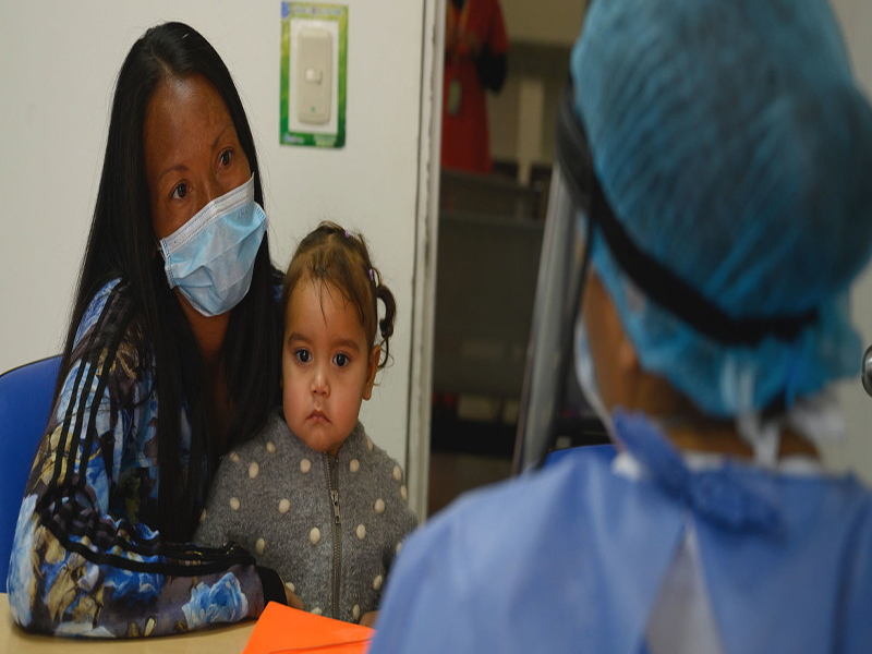 OPS Una mujer y su hija en un hospital de Colombia durante la pandemia de COVID-1