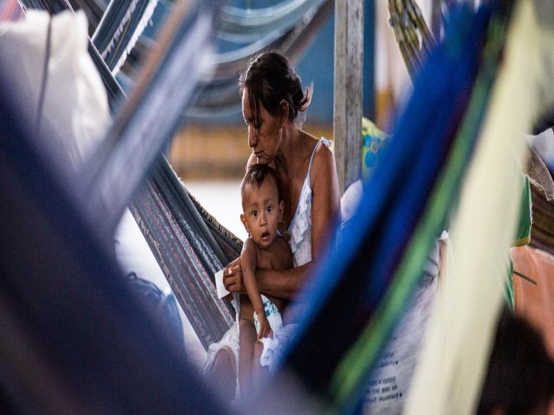 ACNUR/Vincent Tremeau Una madre cuida de su bebé dentro de un gimnasio que se ha convertido en un asentamiento de refugiados en Pintolandia, en el Estado brasileño de Roraima, fronterizo con Venezuela.