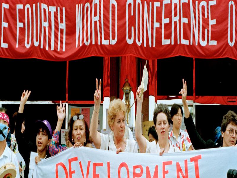 ONU/Milton Grant. Participantes de grupos de la sociedad civil se reúnen al margen de la Cuarta Conferencia Mundial de las Naciones Unidas sobre la Mujer, celebrada en Beijing (China) en septiembre de 1995