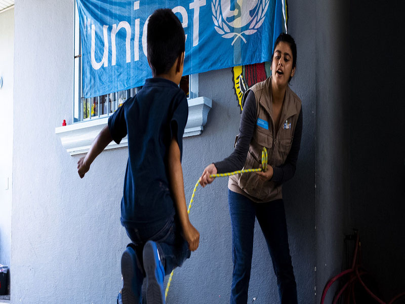 UNICEF/Balam-ha Carrillo Un niño en un centro de Tijuana en México juega con una trabajadora de UNICEF