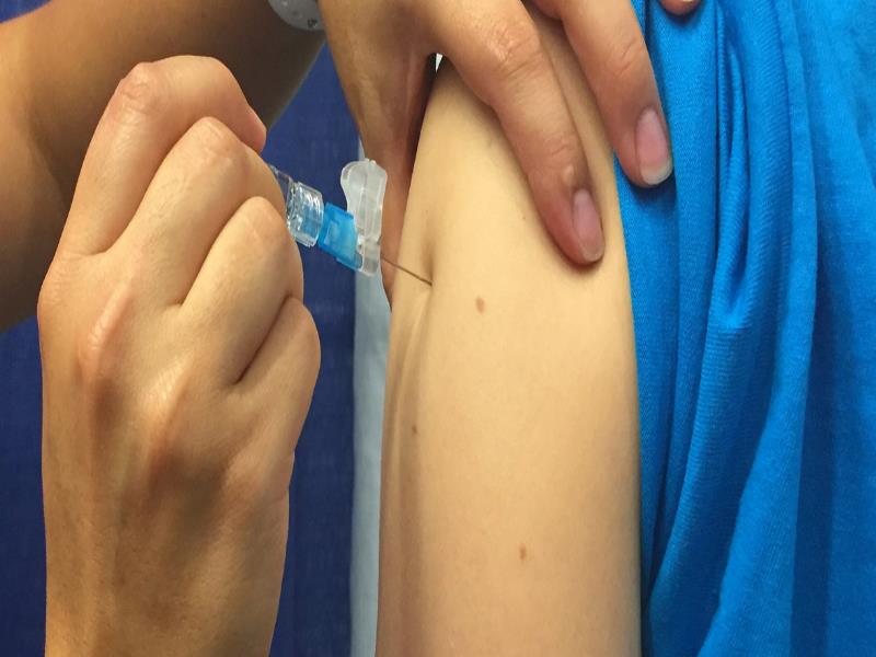 NIH. Un paciente recibe la vacuna contra la influenza
