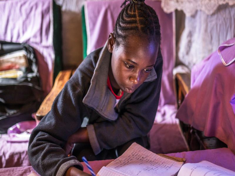 UNICEF/Brian Otieno. Esta niña estudia en su casa en Nairobi debido al cierre de su escuela