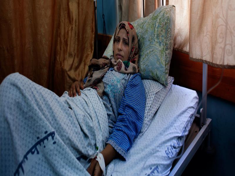 UNICEF/Loulou d’Aki. Una mujer que dio a luz a una niña muerta se recupera en la sala de maternidad del Hospital Al-Shifa en Gaza