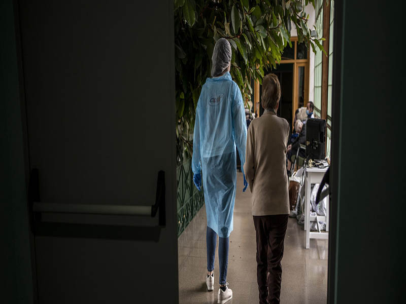 MSF/Olmo Calvo. Personal de Médicos Sin Fronteras en residencias de personas mayores