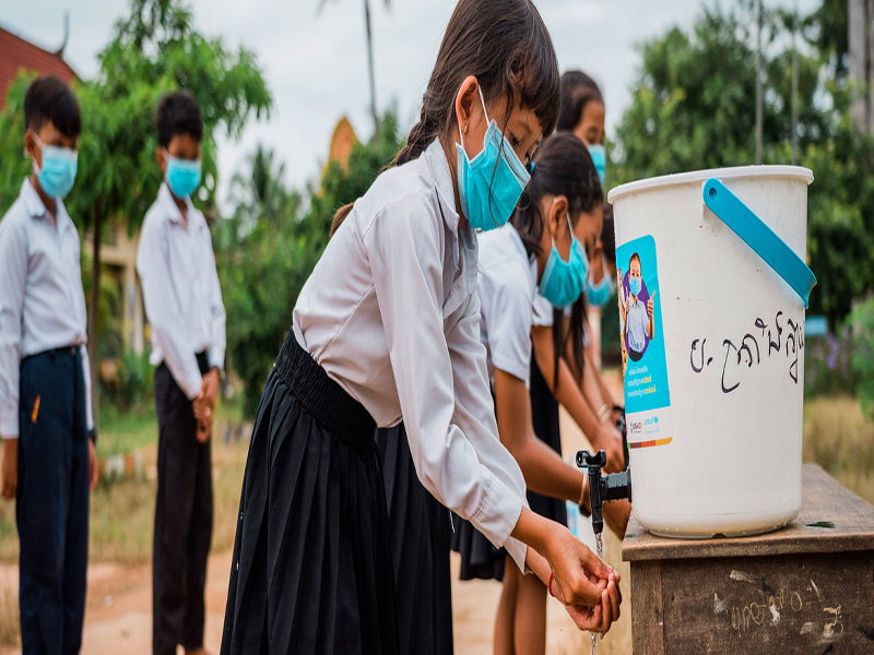 © UNICEF/Antoine Raab. Estos niños utilizan una Instalación de agua para lavarse las manos en una escuela de Camboya apoyada por UNICEF