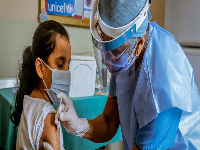 UNICEF/William Urdaneta Paulina, 10, recibe una vacuna en distribuida por UNICEF en Venezuela