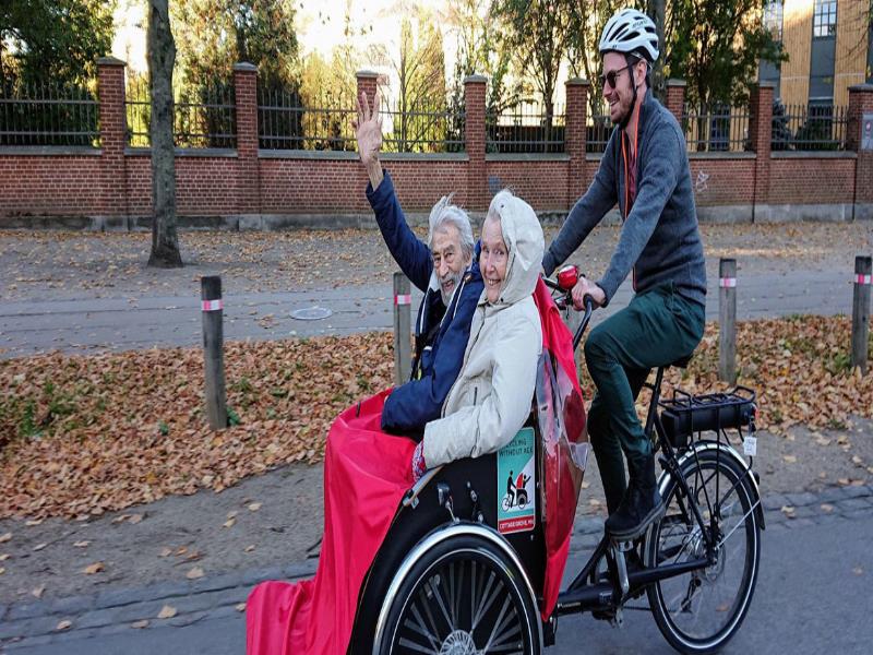 © Cycling Without Age. La gente mayor puede seguir disfrutando los paseos en bicicleta.
