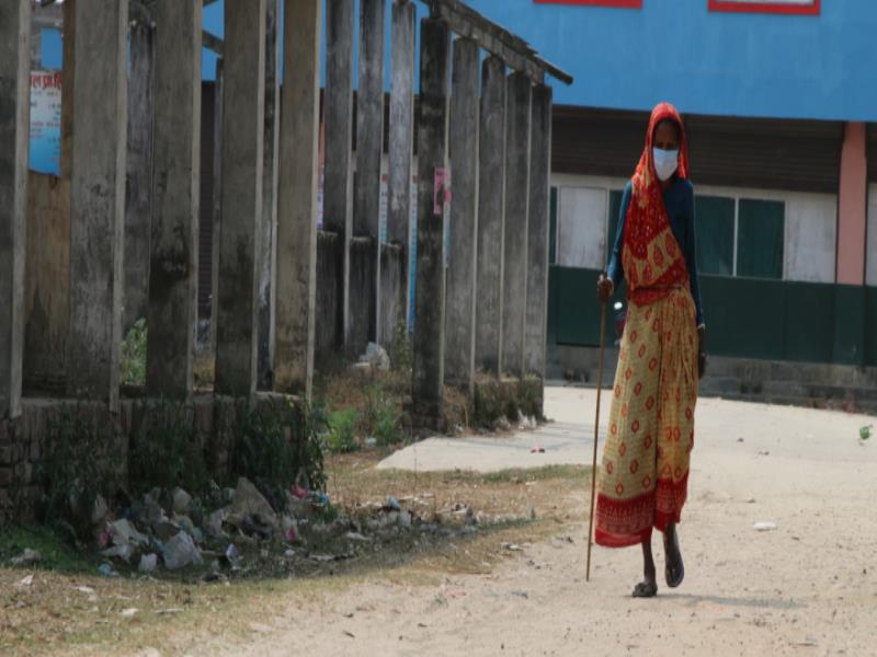 Una mujer de 69 años camina en un pueblo de Nepal. Las mujeres de edad sufren prejuicios y discriminación en todo el mundo
