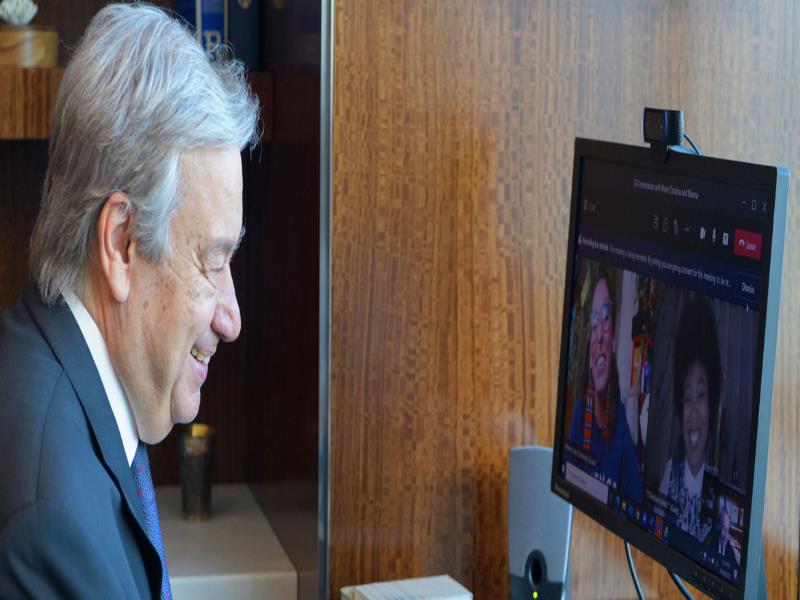 ONU/Manuel Elias El Secretario General de la ONU, António Guterres, mantiene una conversación virtual sobre acción climática con las activistas juveniles Paloma Costa de Brasil (a la izquierda en la pantalla de la computadora) y Marie Christina Kolo de Madagascar