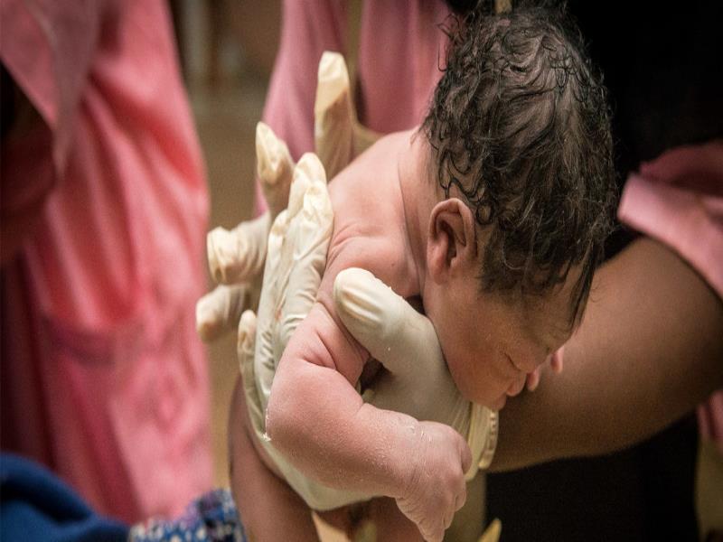 UNICEF/Seyba Keïta. Una partera atiende a un recién nacido en un hospital en Mali