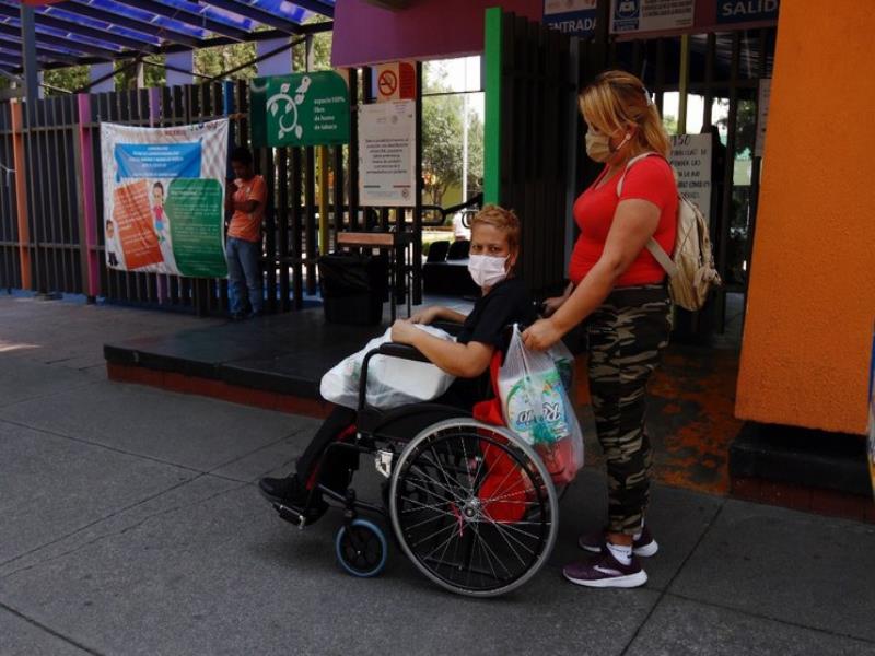 Una persona en silla de ruedas en la CDMX. Foto Cristina Rodríguez/La Jornada