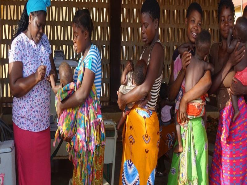 UNICEF/Claudio Fauvrelle. Madres en Mozambique llevan a vacunar a sus bebes contra la polio