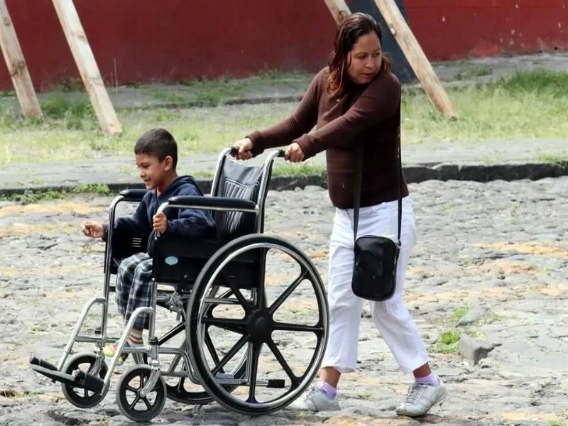 Según el Inegi, entre más pobre y rural sea un hogar mexicano, más probabilidades tiene de que algún miembro de la familia viva con alguna discapacidad.. Fotografía de Reforma