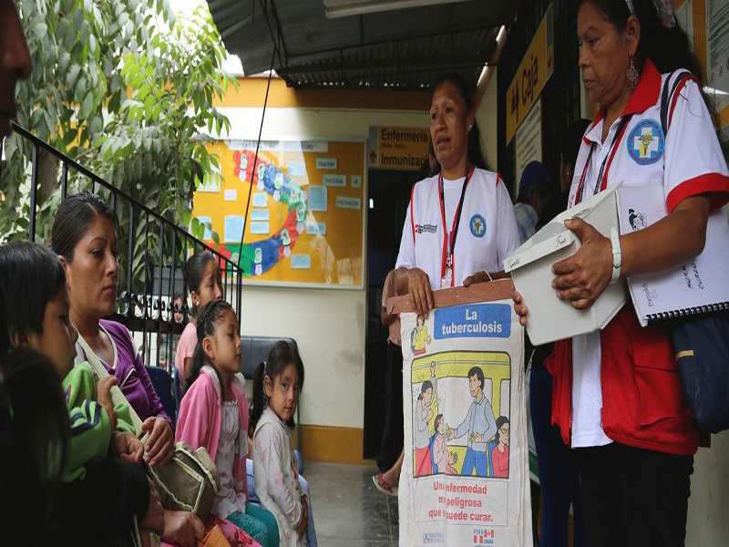 © OPS-OMS. Los pacientes de un centro de salud en Perú reciben consejos sobre cómo evitar contraer tuberculosis