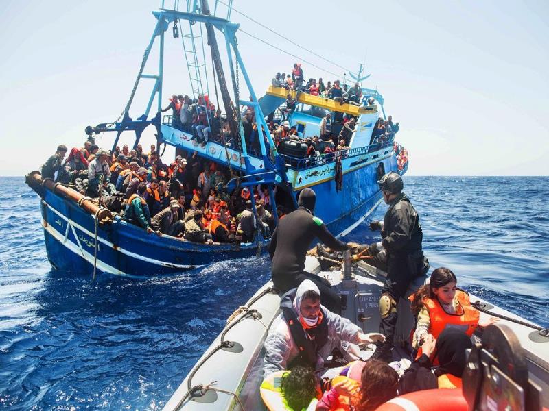 Guardia Costera de Italia /Massimo Sestini. La Armada italiana rescata a un grupo de migrantes en el mar Mediterráneo.