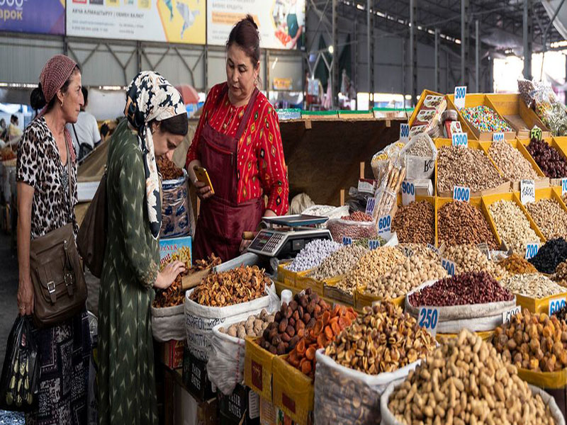 © FMI/Yam G-Jun. En el mercado de Bishkek, en Kirguistán, los precios de los alimentos se mantienen caros debido a la inflación.
