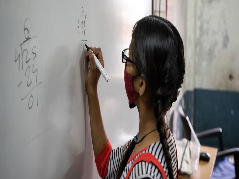 © UNICEF/Mithila Jariwala. Una niña de 13 años resuelve una suma matemática en una escuela de Gujarat, India