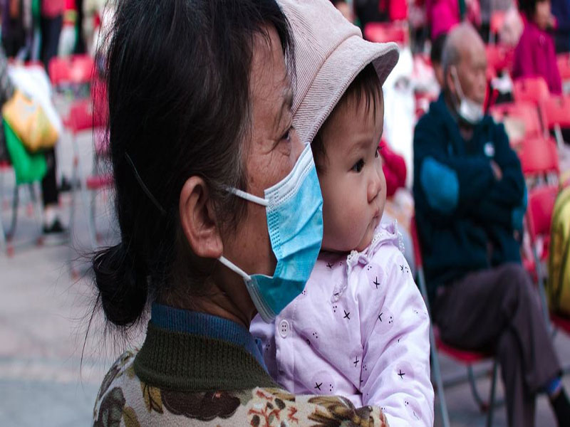 Unsplash/Joshua Fernandez Una abuela sostiene a su nieta en la ciudad china de Shenzhen. (Foto de archivo).