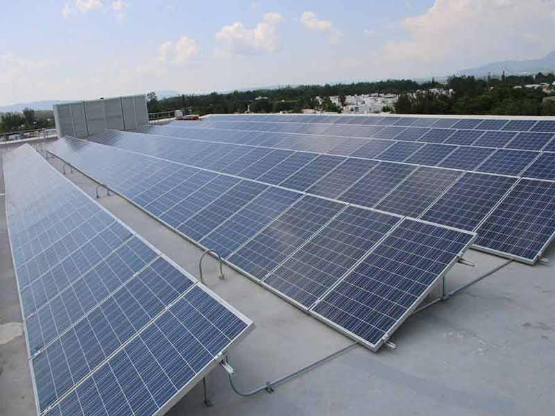 Los paneles solares en edificios, como los del campus Guadalajara, ayudan a impulsar el ODS 7 (Energía asequible y no contaminante).