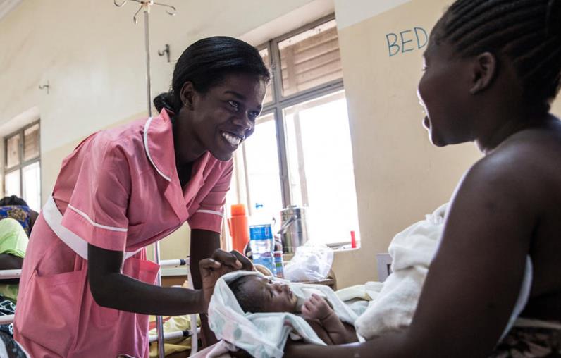 UNICEF/Naftalin La partera Helen Danies habla con una madre que acaba de dar a luz en el ala de maternidad de un hospital de Juba, en Sudán del Sur.