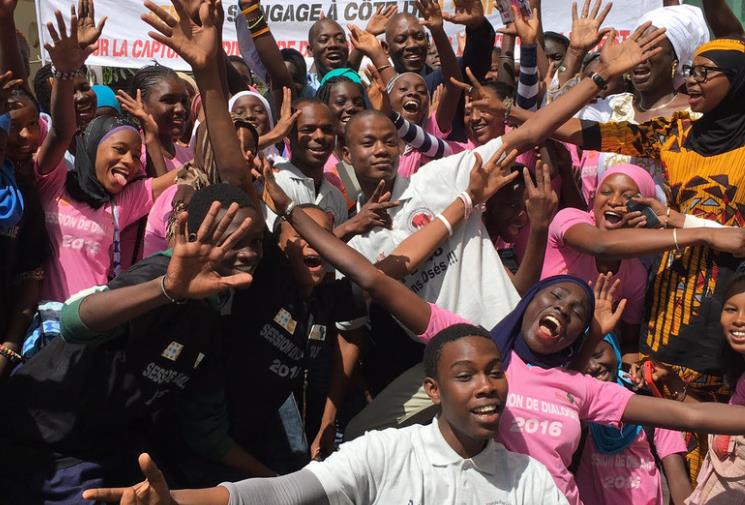UNFPA Los jóvenes del grupo senegalés Afriyan defienden el empoderamiento de los adolescentes, tras una reunión con el director regional del UNFPA, Mabingué Ngom Mabingué Ngom.