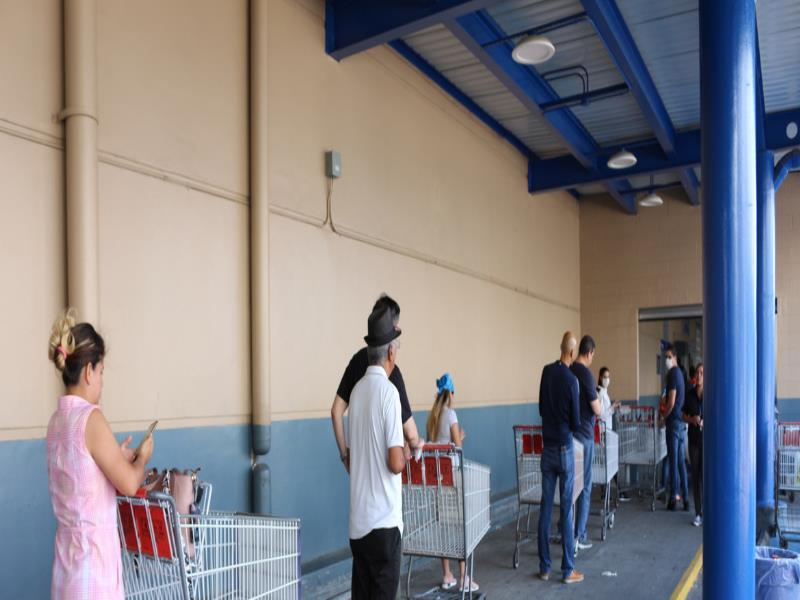 ONU/Panamá Personas en espera para poder entrar en un supermercado en Panamá en cumplimiento de las nuevas normas de distanciamiento físico