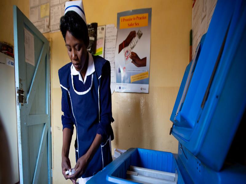 PNUD//Slingshot La enfermera Gezile Maseko coloca en un refrigerador las vacunas recién llegadas a un centro de salud en Zambia