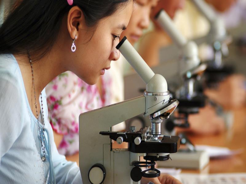 ONU Mujeres Vietnam / Pham Quoc Hung Niñas estudiantes de materias científicas en Vietnam. Aunque más niñas que nunca van a la escuela, están infrarrepresentada en las asignaturas de ciencia y tecnología.