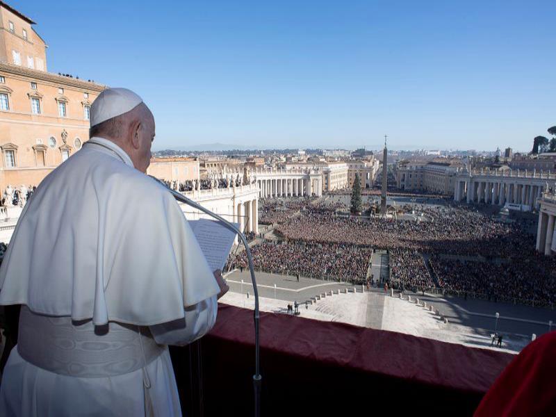 El Papa Francisco entrega el mensaje "Urbi et Orbi" desde el balcón principal de la Basílica de San Pedro en el Vaticano