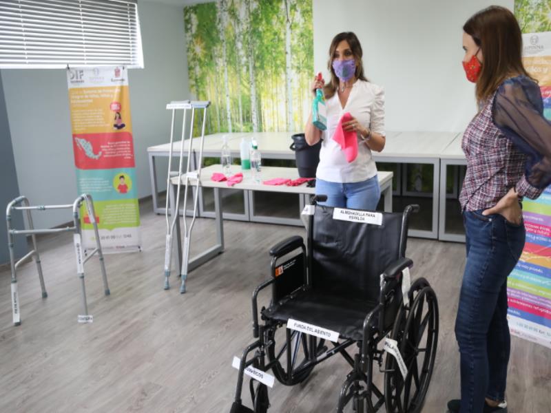 La Alcaldesa Clara Luz Flores Carrales, junto con Blanca Treviño, Directora del DIF Escobedo,mostraron como deben desinfectarse las sillas de ruedas, muletas, andaderas y otros artículos.
