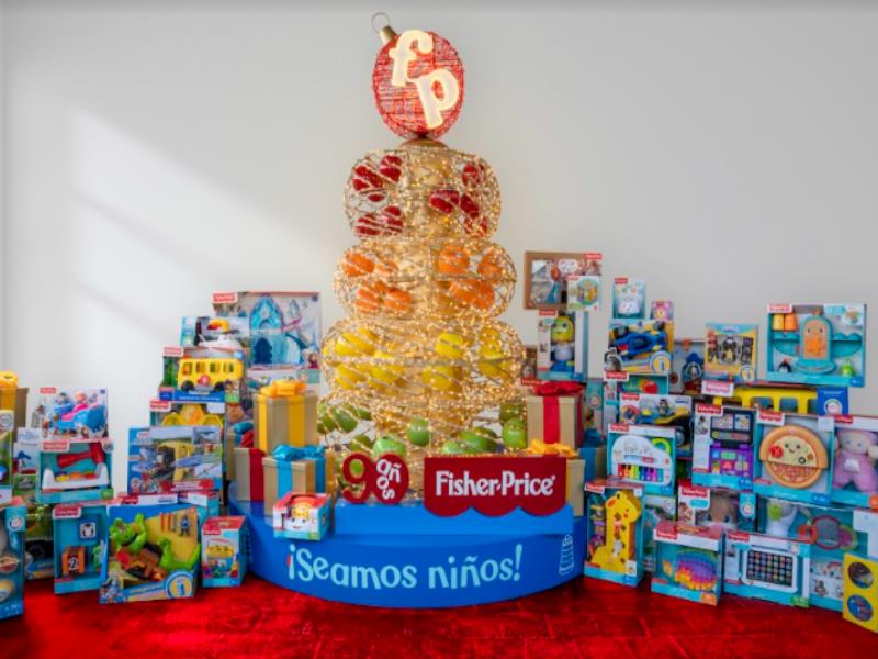 El 90 Aniversario de Fisher-Price y su icónica Pila de Aritos fueron la inspiración del árbol navideño "Legados Divertidos" 