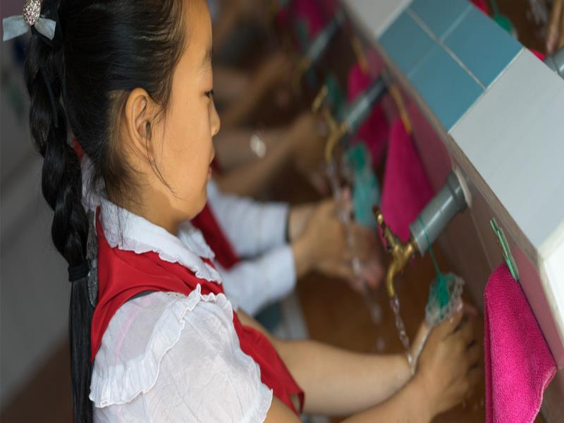 © UNICEF/Simon Nazer Alumnos de un jardín de niños apoyado por UNICEF se lavan las manos.Ciudad Jongiu, Corea del Norte
