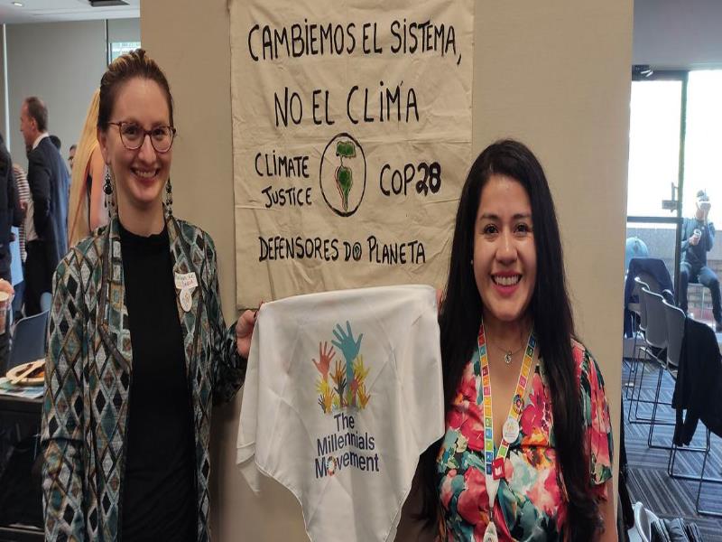 Noticias ONU/Victoria Fernandez. La fundadora y CEO de la ONG The Millennials Movement, Rosario Dias Garavito (derecha) con un miembro de la organización (izquierda) durante la Asamblea Mundial de los Pueblos 2023