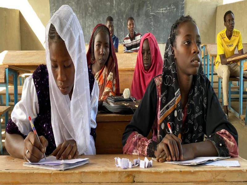  © UNICEF Chad/Annadjib Ramadane, Mujeres jóvenes estudian en un centro de Bol, en Chad.