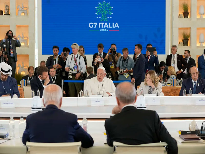 El papa Francisco (centro) pronuncia un discurso durante una sesión de la cumbre del G7, en Borgo Egnazia, en el sur de Italia, el viernes 14 de junio de 2024. (AP Foto/Andrew Medichini)ASSOCIATED PRESS