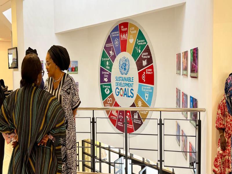 Noticias ONU/Daniel Dickinson. Una placa mural en las oficinas de la ONU en Abuja (Nigeria) muestra los Objetivos de Desarrollo Sostenible.