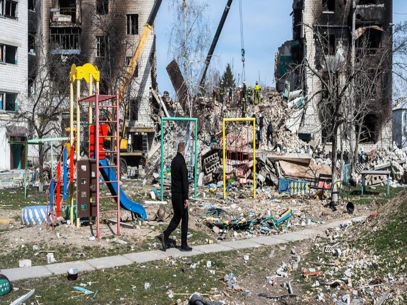OCHA/Serhii Korovayny. La destrucción de edificios e infraestructuras en Ucrania ha causado daños medioambientales generalizados.