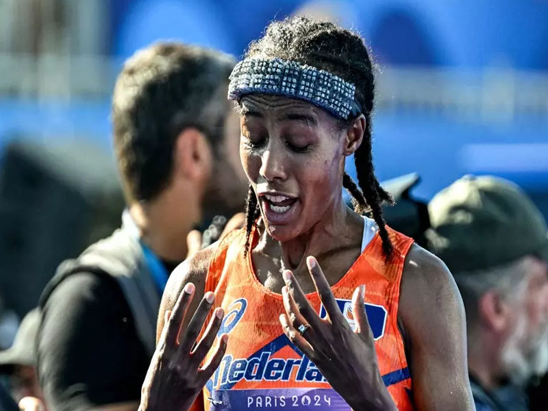 Sifan Hanna ganó la medalla de oro en el maratón femenil de París 2024. Durante la carrera utilizó la banda Omius.