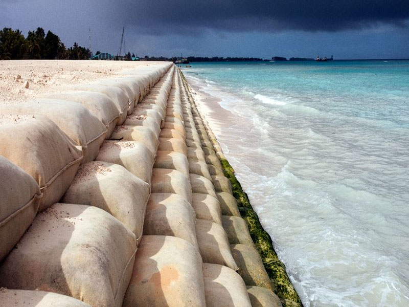 © UNICEF/Lasse Bak Mejlvang Sacos de arena alrededor del perímetro de "The Reclaimed Land", una zona construida en Tuvalu para proteger la tierra de la erosión del mar.