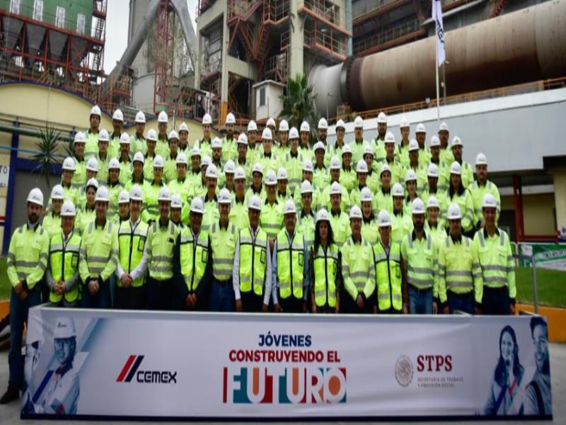 El Presidente de México, Andrés Manuel López Obrador, al visitar la planta de cemento Monterrey, conoció a los miembros del programa Jóvenes Construyendo el Futuro que actualmente colaboran en CEMEX