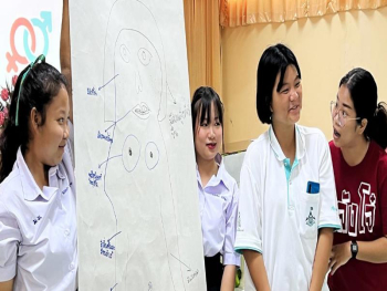 ONU/Daniel Dickinson.. Adolescentes participan en una clase de salud sexual y reproductiva en el norte de Tailandia