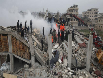 UNOCHA/Ali Haj Suleiman Los equipos de rescate buscan supervivientes en un edificio de Samada (Siria) destruido por el terremoto del 6 de febrero.